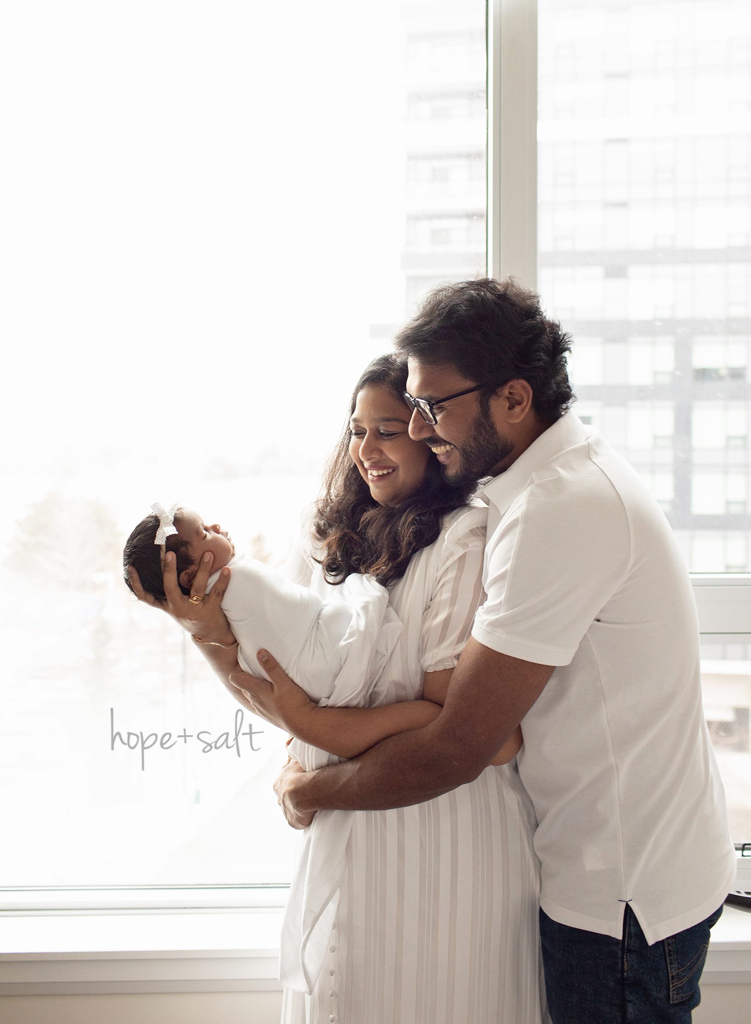 oakville in home lifestyle newborn session in high rise condo for adorable couple and daughter by baby photographer hope and salt