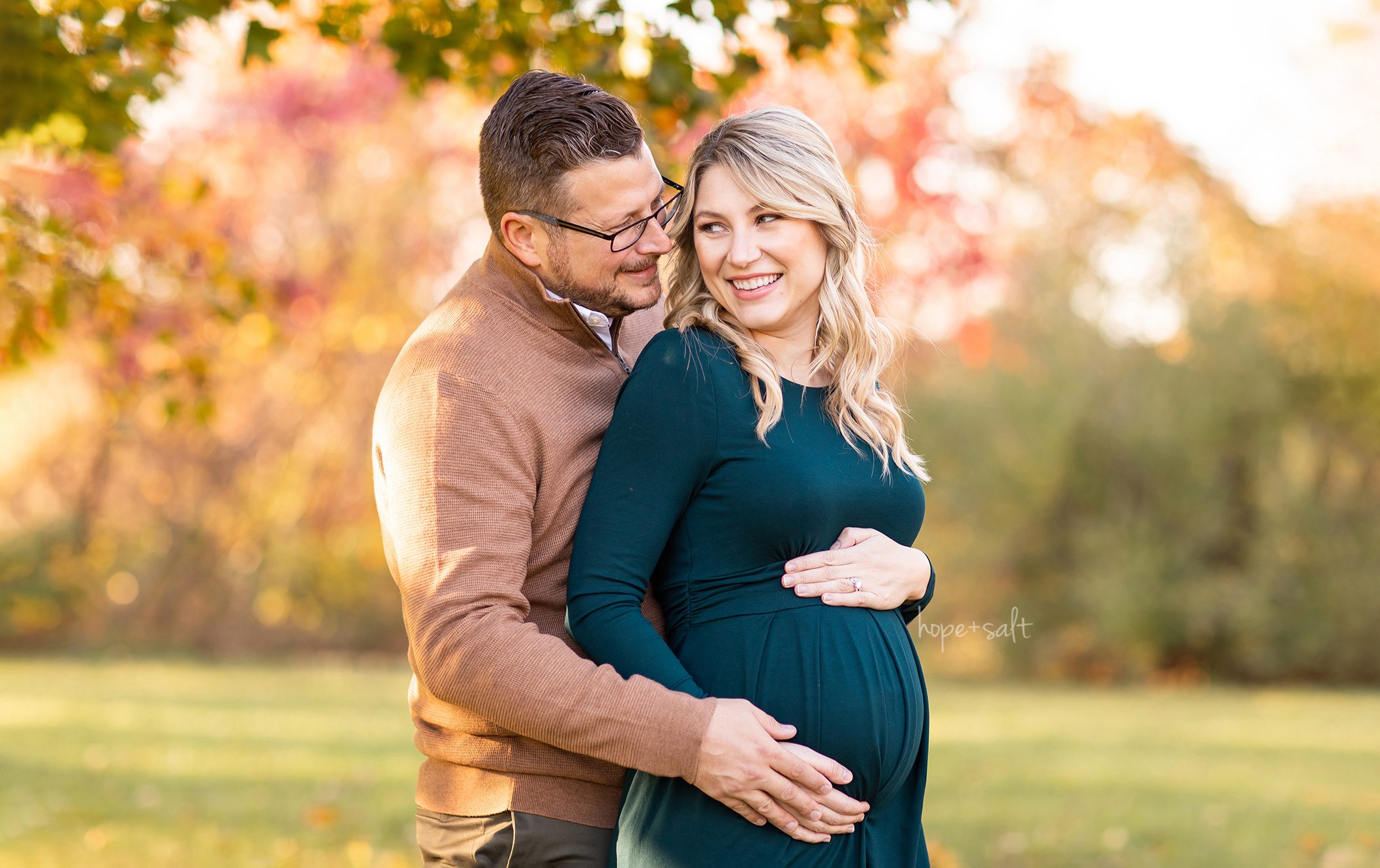 fall outdoor pregnancy session in front of barn wood door by waterdown maternity photographer hope and salt