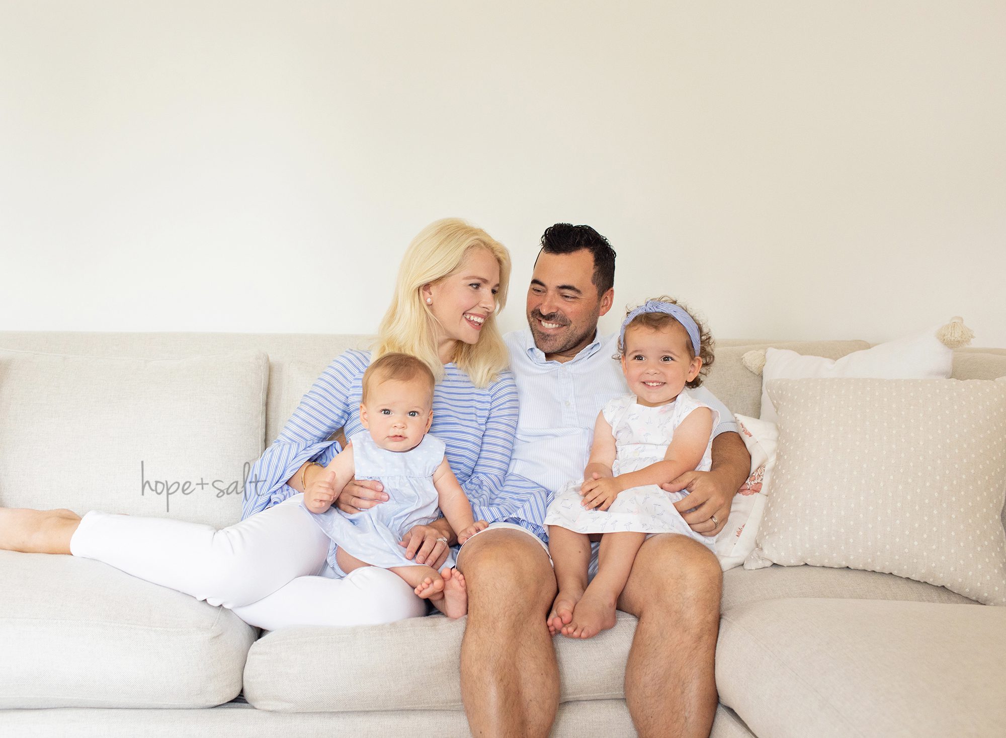 in-home-lifestyle-first-birthday-session-for-baby-girl-and-family_oakville-ontario-newborn-photographer